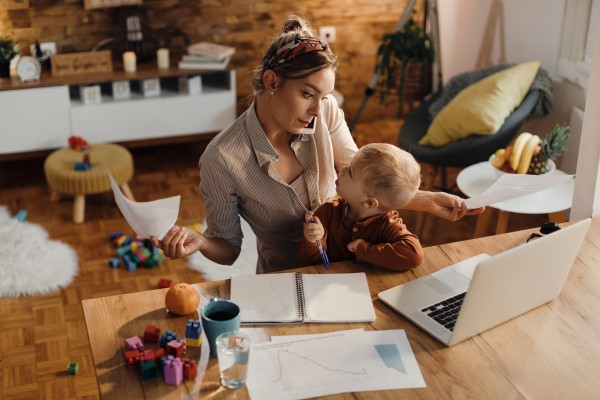 Gestion harmonieuse pour les mamans entrepreneures : astuces pour concilier carrière et famille