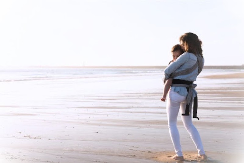 mère qui porte son enfant